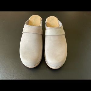 Sandgrens low heel bluish-gray clogs